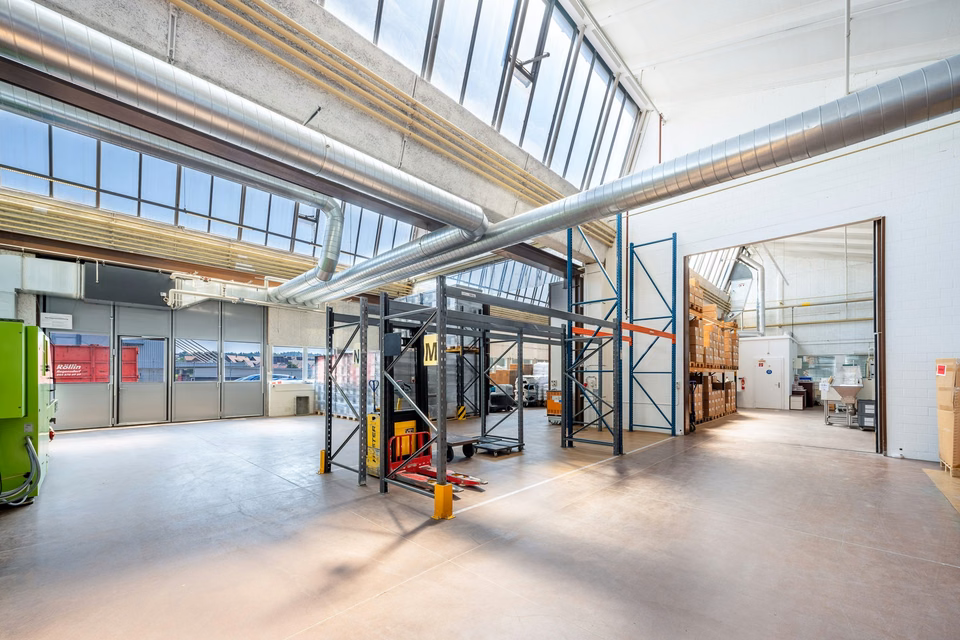 Halle en sheds 1'300 m², hauteur 5,5 m — aire de livraison généreuse, grands portails, forte capacité au sol, Althardstrasse, 8105 Regensdorf, Zurich, CH