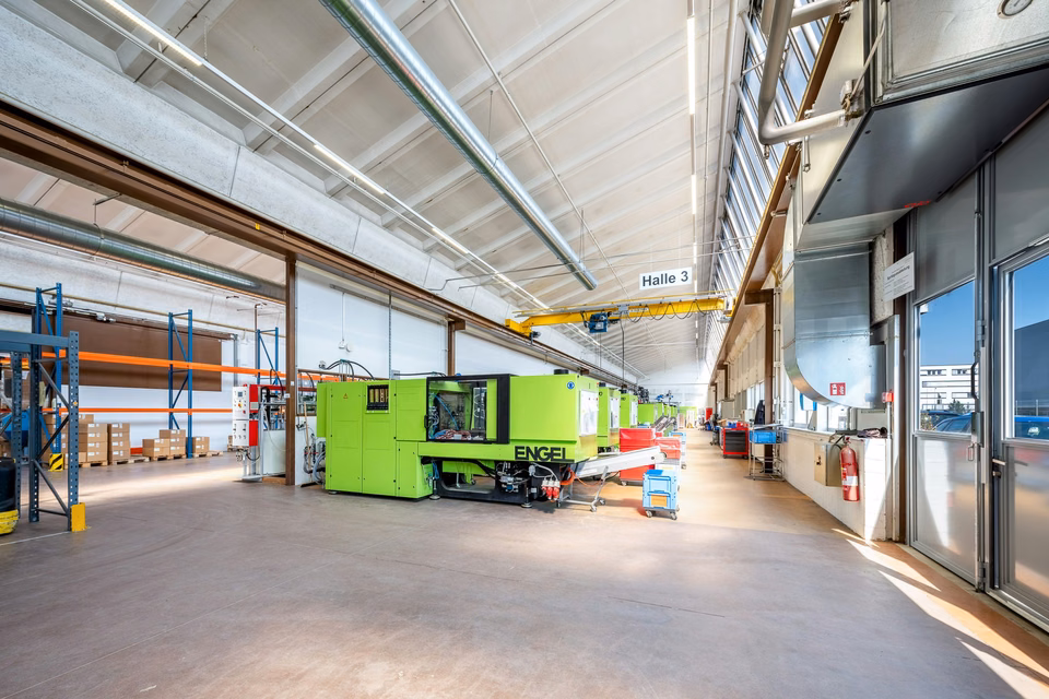 Halle en sheds 1'300 m², hauteur 5,5 m — aire de livraison généreuse, grands portails, forte capacité au sol, Althardstrasse, 8105 Regensdorf, Zurich, CH