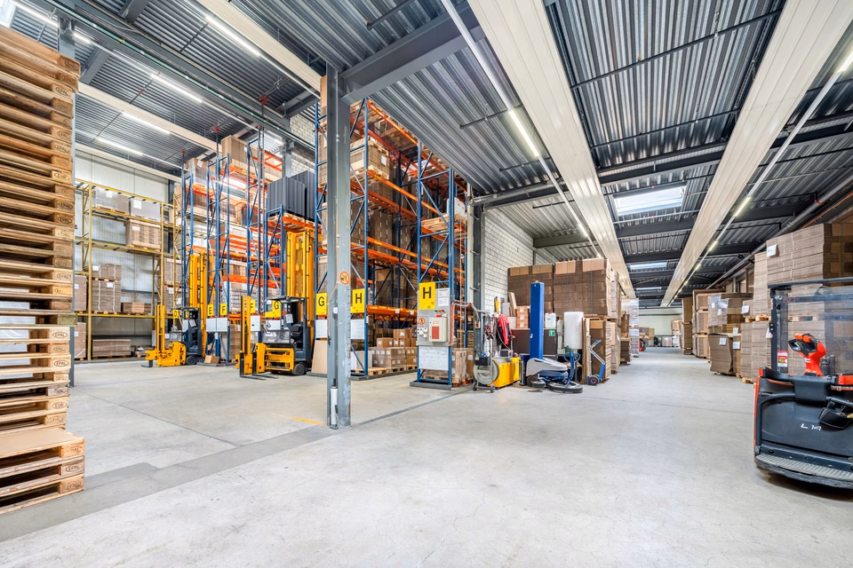 Magazzino ad alta scaffalatura semiautomatico con ca. 2'200 posti pallet standard in locazione a lungo termine, Althardstrasse, 8105 Regensdorf, Zurich, CH