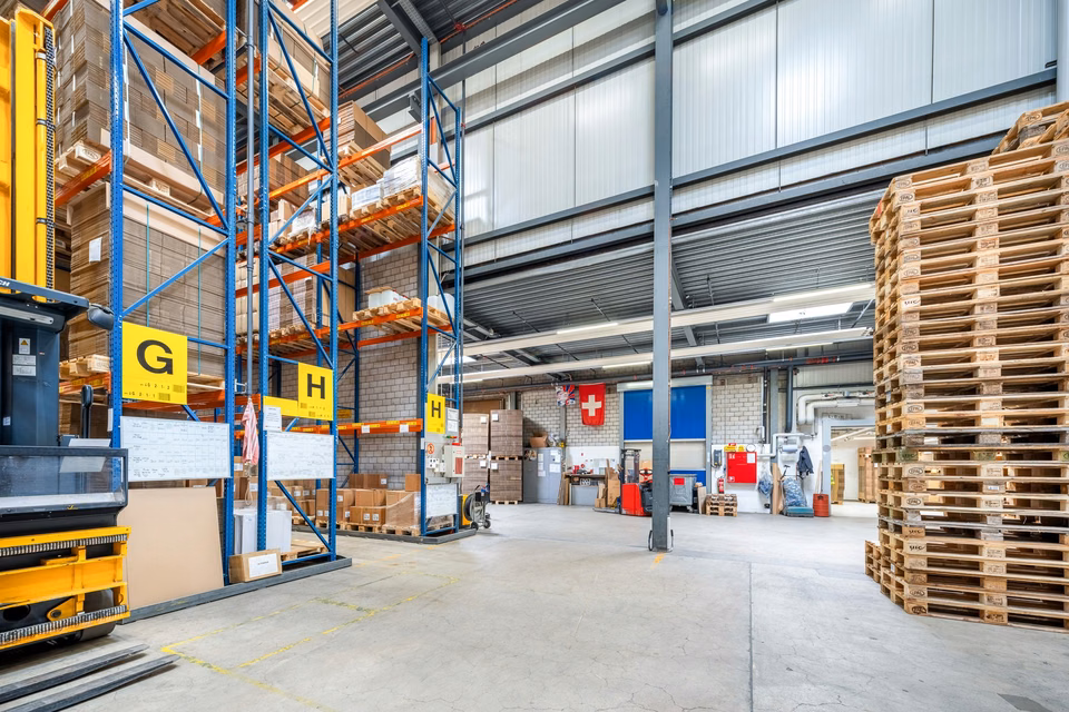 Magazzino ad alta scaffalatura semiautomatico con ca. 2'200 posti pallet standard in locazione a lungo termine, Althardstrasse, 8105 Regensdorf, Zurich, CH