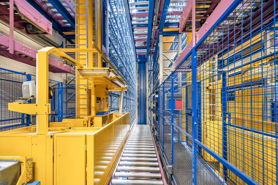 Magazzino ad alta scaffalatura semiautomatico con ca. 2'200 posti pallet standard in locazione a lungo termine, Althardstrasse, 8105 Regensdorf, Zurich, CH